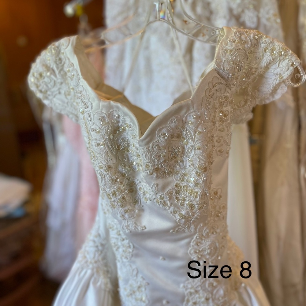 Beautiful, vintage Alfred Angelo Wedding Gown. Size 8